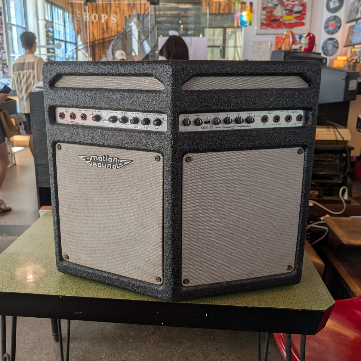 Motion Sound KBR-3D is a 200-watt stereo keyboard amplifier w/ rotating horn, and 12AX7 tube preamp